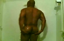 Muscled black stud filmed in the bathtub
